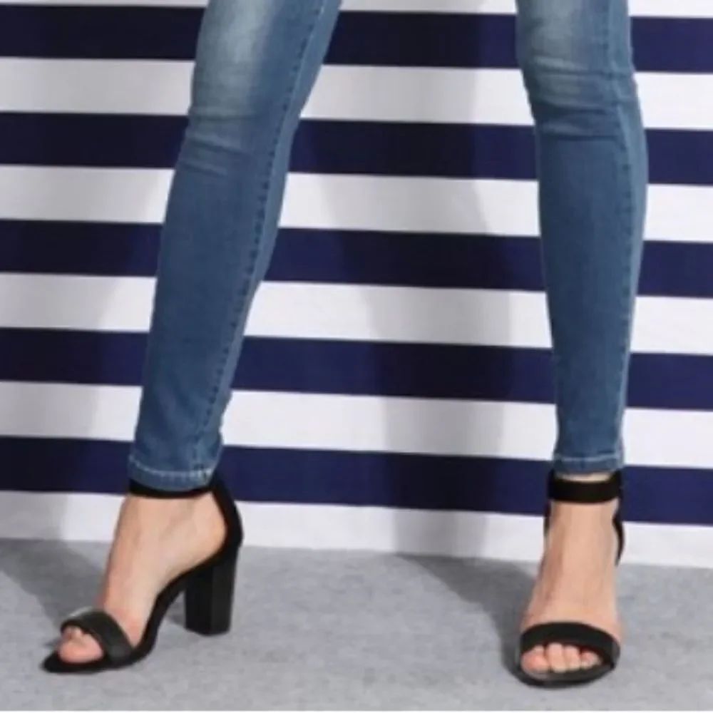 BRAND NEW WELLSFOUNTN OPEN TOE CHUNKY HIGH HEEL ANKLE STRAP SANDALS